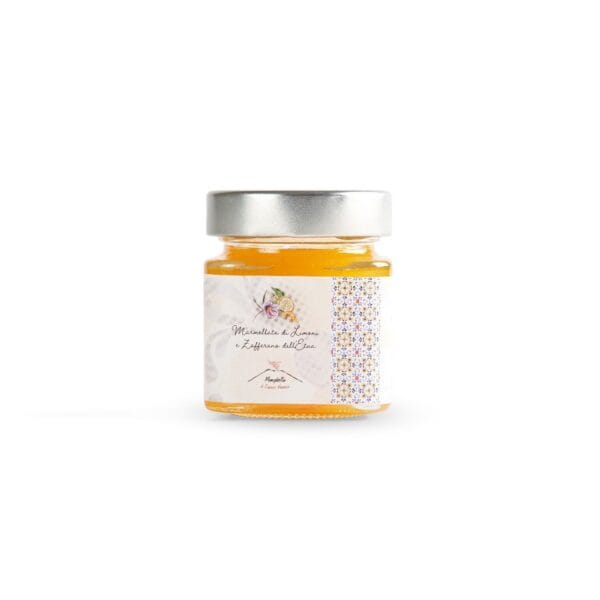 Vasetto di Marmellata di Limoni Femminello Siracusano IGP e Zafferano dell’Etna, prodotto artigianale siciliano dal colore dorato, con etichetta elegante e tappo argentato