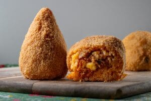 Scopri di più sull'articolo Arancini Siciliani: La Ricetta Facile e Tradizionale