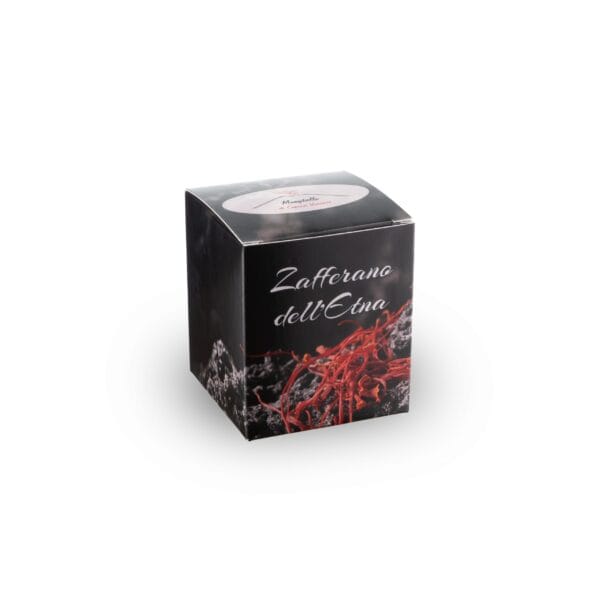 Confezione di Zafferano dell'Etna in stimmi, con un design elegante su sfondo nero, decorata con un'immagine di fili di zafferano rosso intenso adagiati su rocce laviche